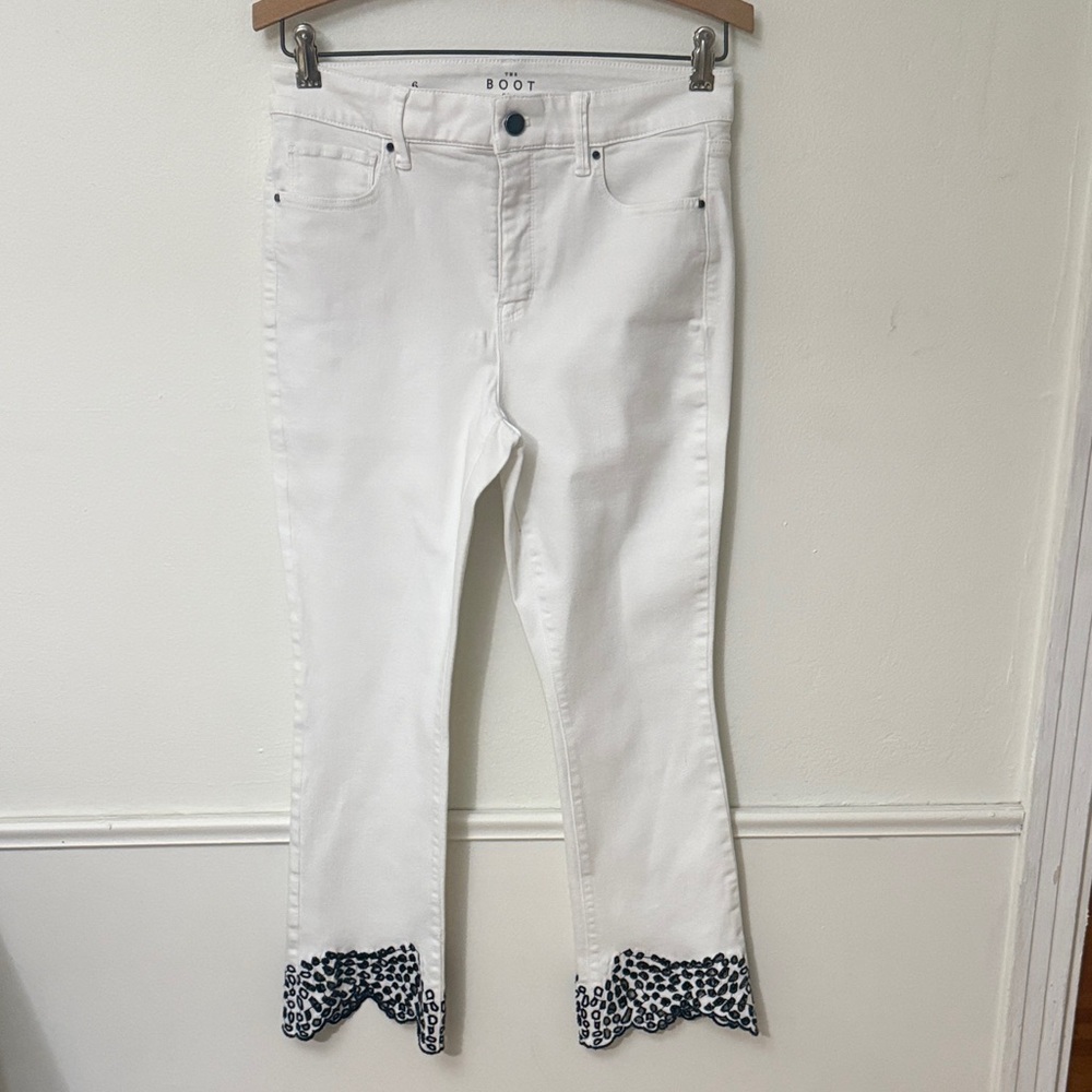 White House Black Market “The Boot Crop” White Jeans Embroidered Hem Size 6